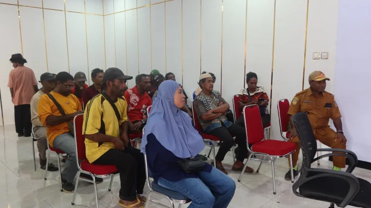 Kantor Pertanahan Biak Serahkan Sertifikat Redistribusi Tanah Kampung Suneri