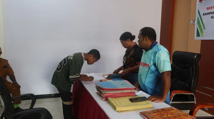 Kantor Pertanahan Biak Serahkan Sertifikat Redistribusi Tanah Kampung Suneri