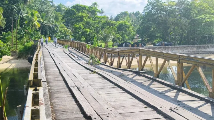 Tinjau Jembatan Rusak, Sekda Biak Larang Roda -Empat Melintas