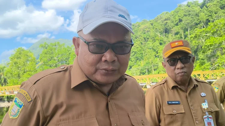 Tinjau Jembatan Rusak, Sekda Biak Larang Roda -Empat Melintas