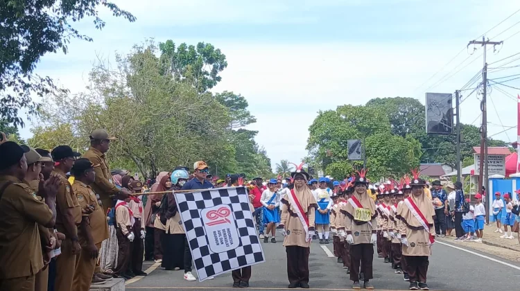 Sebanyak 70 Regu SD Warnai Lomba Gerak Jalan HUT RI ke-81 di Biak Numfor