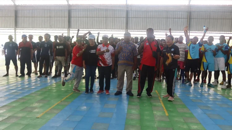 Unik, Pembelajaran Literasi di Biak Melalui Futsal "Ayah Hebat Literasi Kuat"