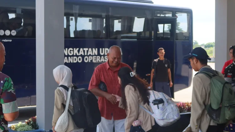 Lanud Manuhua Biak Fasilitasi Kepulangan 30 Mahasiswa KKN PPM UGM