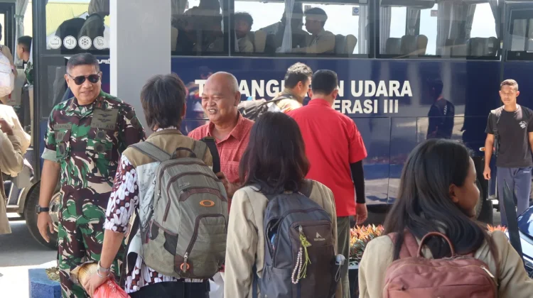 Lanud Manuhua Biak Fasilitasi Kepulangan 30 Mahasiswa KKN PPM UGM