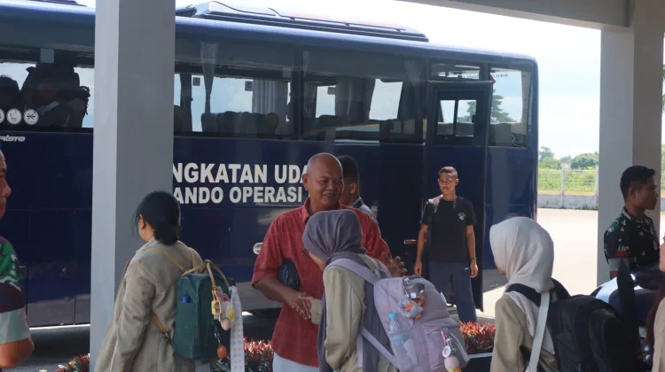 Lanud Manuhua Biak Fasilitasi Kepulangan 30 Mahasiswa KKN PPM UGM