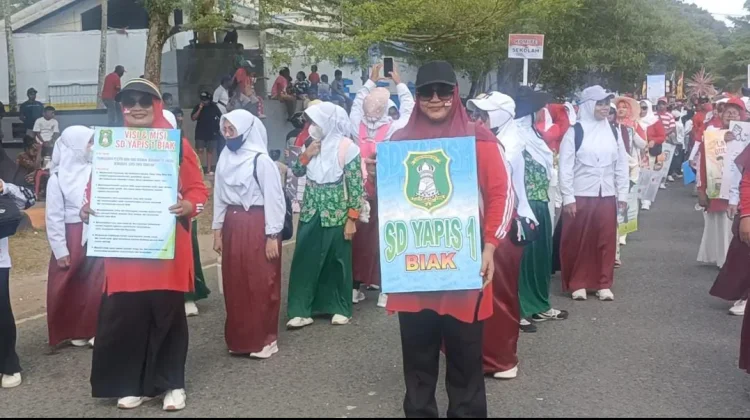 Yayasan Rumsram Kampanye Pendidikan Melalui Karnaval Budaya HUT RI Ke-81 di Biak
