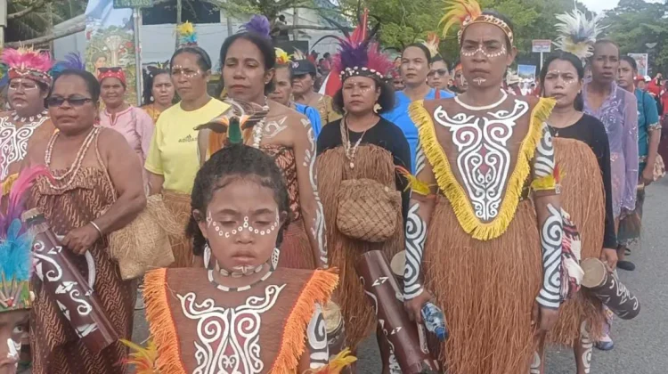 Yayasan Rumsram Kampanye Pendidikan Melalui Karnaval Budaya HUT RI Ke-81 di Biak