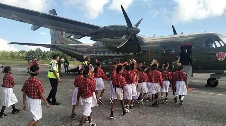 Puluhan Pelajar di Numfor Antusias saat Masuk dan Naik Pesawat CN-235