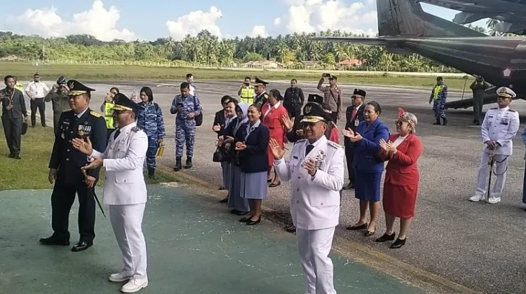 Puluhan Pelajar di Numfor Antusias saat Masuk dan Naik Pesawat CN-235