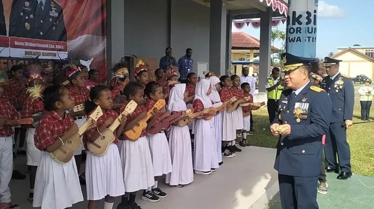 Puluhan Pelajar di Numfor Antusias saat Masuk dan Naik Pesawat CN-235