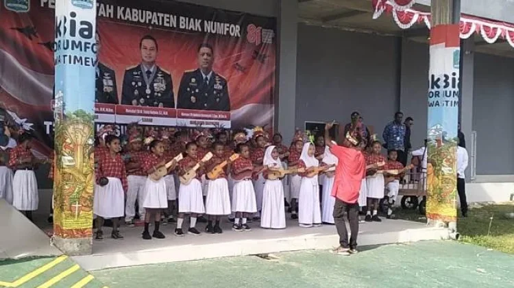 Puluhan Pelajar di Numfor Antusias saat Masuk dan Naik Pesawat CN-235