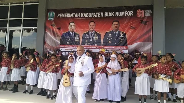 Puluhan Pelajar di Numfor Antusias saat Masuk dan Naik Pesawat CN-235