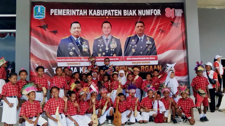 Puluhan Pelajar di Numfor Antusias saat Masuk dan Naik Pesawat CN-235