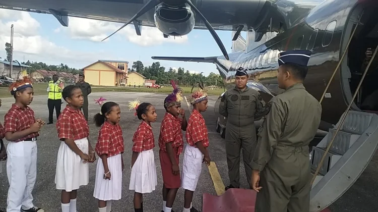 Puluhan Pelajar di Numfor Antusias saat Masuk dan Naik Pesawat CN-235