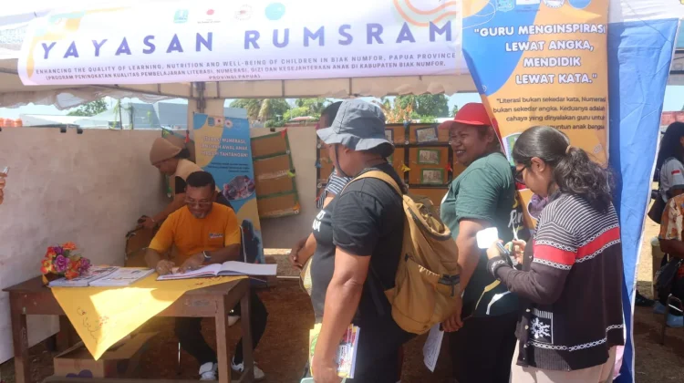 Wabup Jimmy Kapissa Apresiasi Stand Praktik Cerdas Literasi Yayasan Rumsram Biak