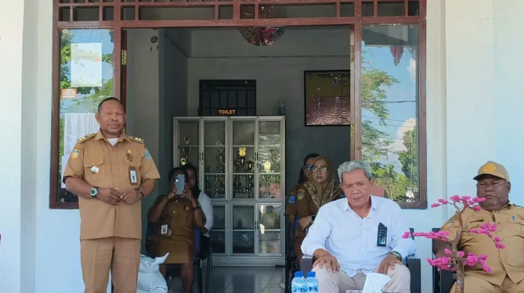 Kelurahan Samofa Biak Salurkan Beras Kepada Ratusan Warga