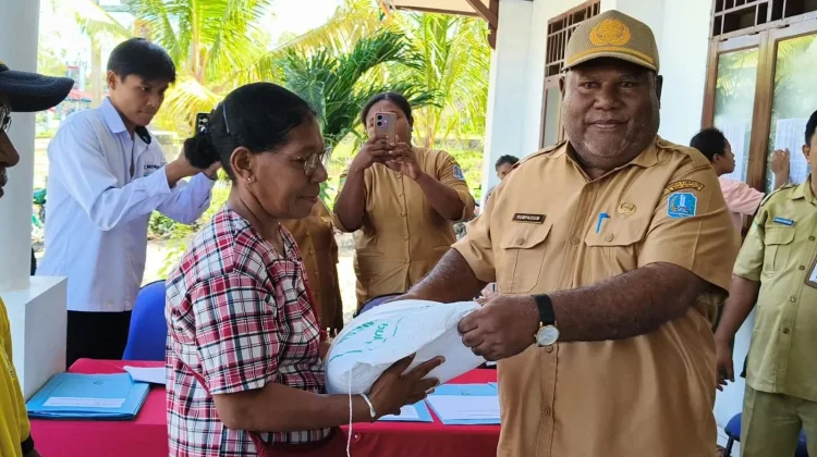Kelurahan Samofa Biak Salurkan Beras Kepada Ratusan Warga