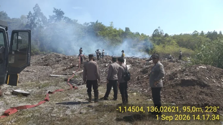 Tim Gabungan Polres Biak Numfor Padamkan Karhutla di Lahan PT WMI Yendidori