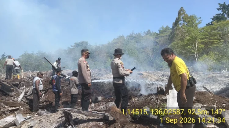 Tim Gabungan Polres Biak Numfor Padamkan Karhutla di Lahan PT WMI Yendidori
