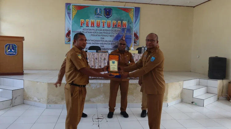 Pelatihan Perahu Fiber di Biak, Wujud Kerjasama Mamberamo Raya - Biak Numfor