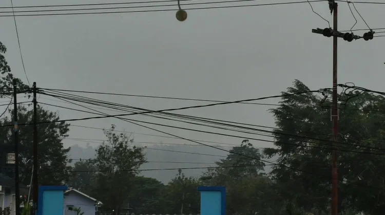 Kabut Asap Selimuti Biak, BPBD Imbau Pakai Masker