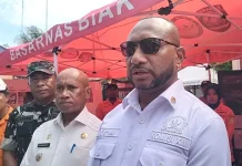 Kunjungi Korban Ledakan Bom di Biak,Anggota DPR RI Yan Mandenas Salurkan Bantuan