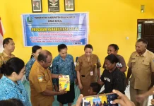 Pemkab Biak Serahkan Permakanan Wujud Cinta Kasih Lansia