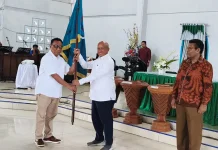 Bupati Biak Serahkan Bendera Pataka Pesparawi Berkibar Ke-Manokwari