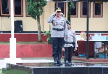 Wakapolres Pimpin Upacara Kenaikan Pangkat 43 Personel Polres dan Brimob Biak