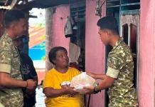 Yonif TP 858/MSB Peduli, Serahkan Bantuan Sembako Bagi Warga Kelurahan Fandoi Biak