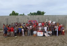 Bulan Bung Karno, Anggota DPR/MPR RI Ruth Rumkabu Bersama Warga Biak Bersihkan Taman