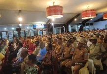 Bupati Biak Memberikan Penghargaan Ke-10 Kepala Kampung Berprestasi