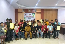 Kantor Pertanahan Biak Serahkan Sertifikat Redistribusi Tanah Kampung Suneri
