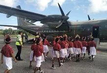 Puluhan Pelajar di Numfor Antusias saat Masuk dan Naik Pesawat CN-235