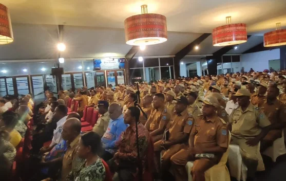 Bupati Biak Memberikan Penghargaan Ke-10 Kepala Kampung Berprestasi