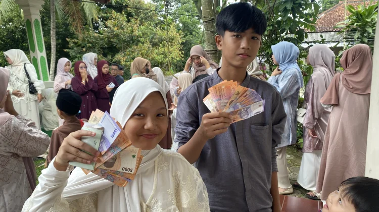 Serba Serbi Halalbihalal: Silaturahmi hingga Bagi-Bagi THR