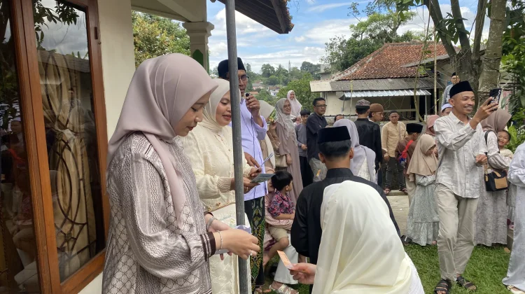 Serba Serbi Halalbihalal: Silaturahmi hingga Bagi-Bagi THR