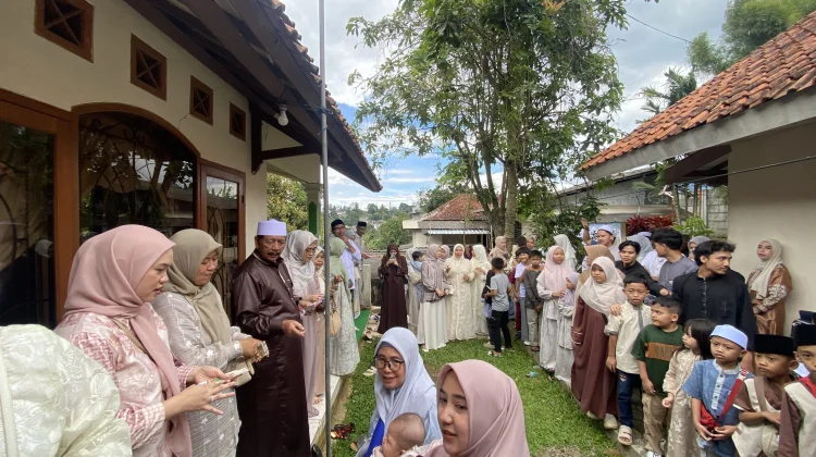 Serba Serbi Halalbihalal: Silaturahmi hingga Bagi-Bagi THR