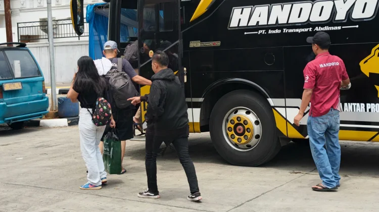 Aktivitas Penumpang di Terminal Bubulak saat Arus Balik 2026 Mulai Ramai