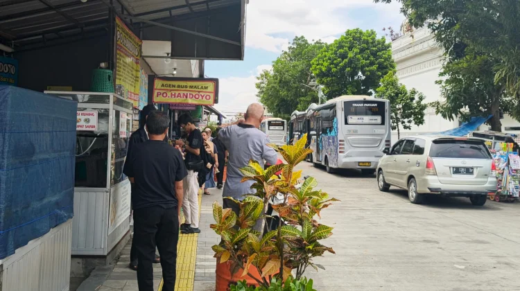 Aktivitas Penumpang di Terminal Bubulak saat Arus Balik 2026 Mulai Ramai