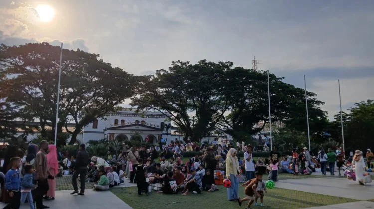 Alun-Alun Kota Bogor Dipadati Warga pada H+2 Idul Fitri 1447