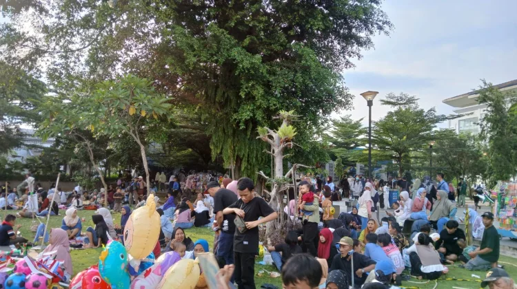 Alun-Alun Kota Bogor Dipadati Warga pada H+2 Idul Fitri 1447