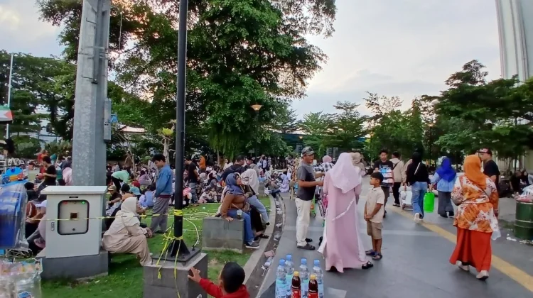 Alun-Alun Kota Bogor Dipadati Warga pada H+2 Idul Fitri 1447