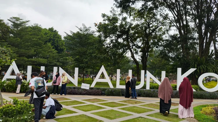 Keramaian Pengunjung di Alun-Alun Kota Bogor saat Libur Lebaran 2026
