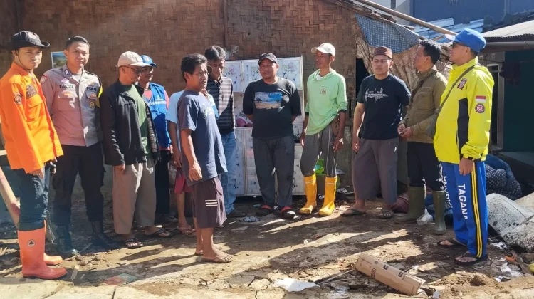 Petugas BPBD Kabupaten Sukabumi Tangani Rumah Ambruk di Kecamatan Caringin