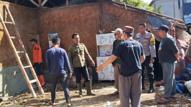 Petugas BPBD Kabupaten Sukabumi Tangani Rumah Ambruk di Kecamatan Caringin