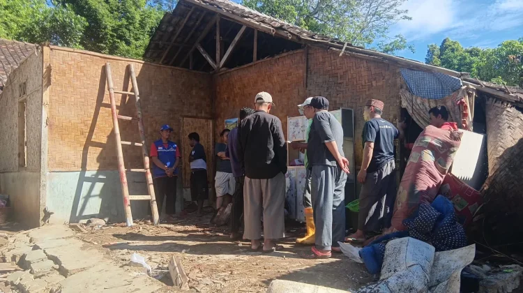 Petugas BPBD Kabupaten Sukabumi Tangani Rumah Ambruk di Kecamatan Caringin