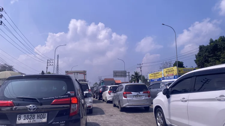 Kondisi Exit Tol Parungkuda Sukabumi Padat Merayap, Dominasi Kendaraan Plat B