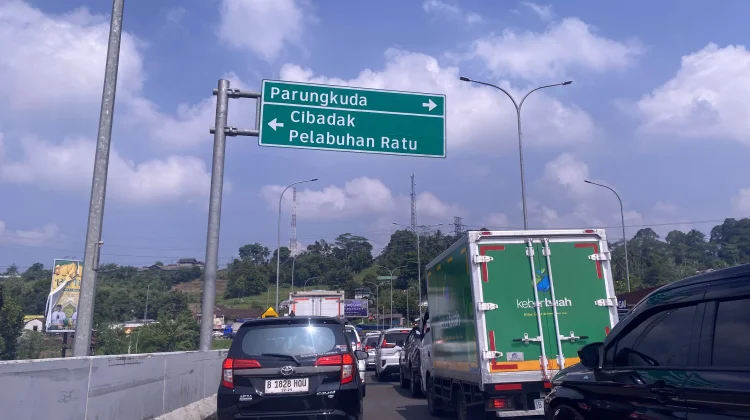 Kondisi Exit Tol Parungkuda Sukabumi Padat Merayap, Dominasi Kendaraan Plat B
