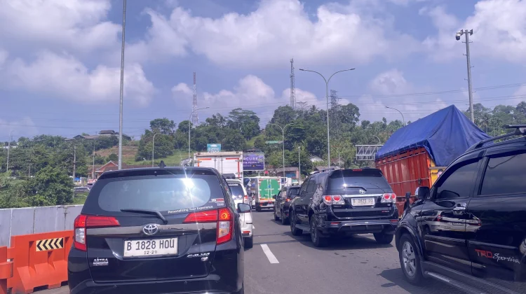 Kondisi Exit Tol Parungkuda Sukabumi Padat Merayap, Dominasi Kendaraan Plat B